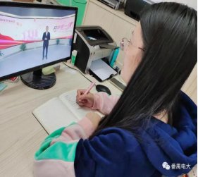 与此同时