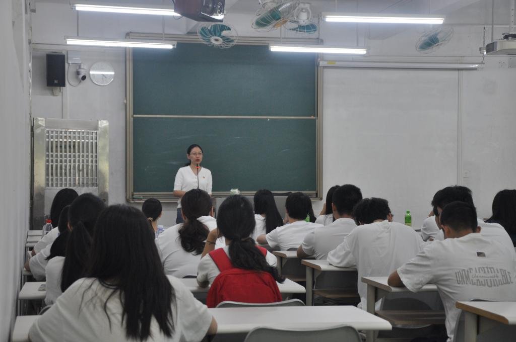 引导青年学生坚定不移听党话