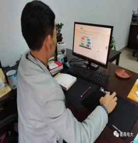 全校1000多名学生通过电脑