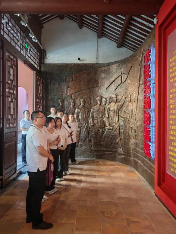 推进支部党建与业务工作融合发展