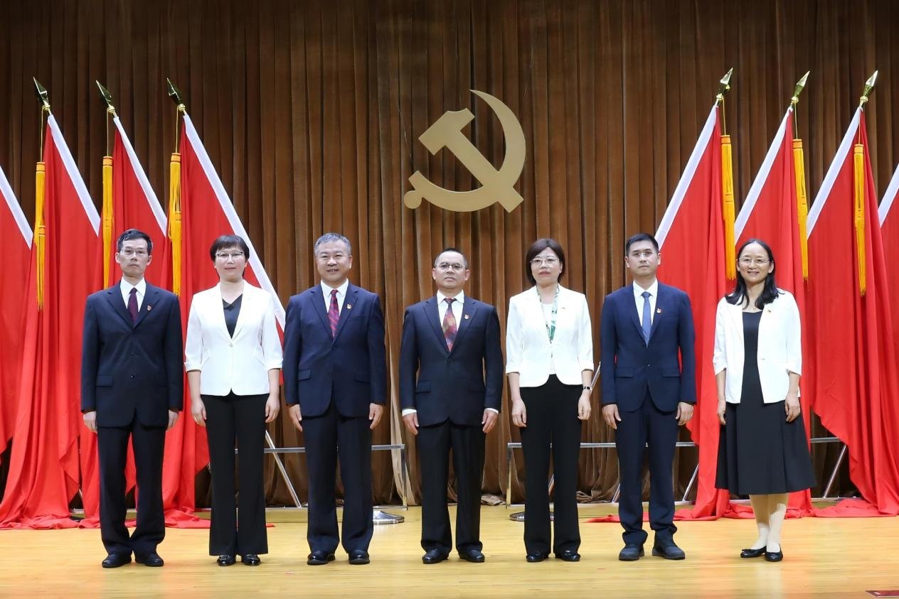 全体党员参加会议