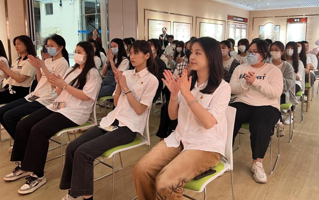 引导青年学生听党话
